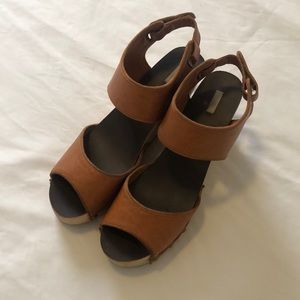 Wooden wedge sandal